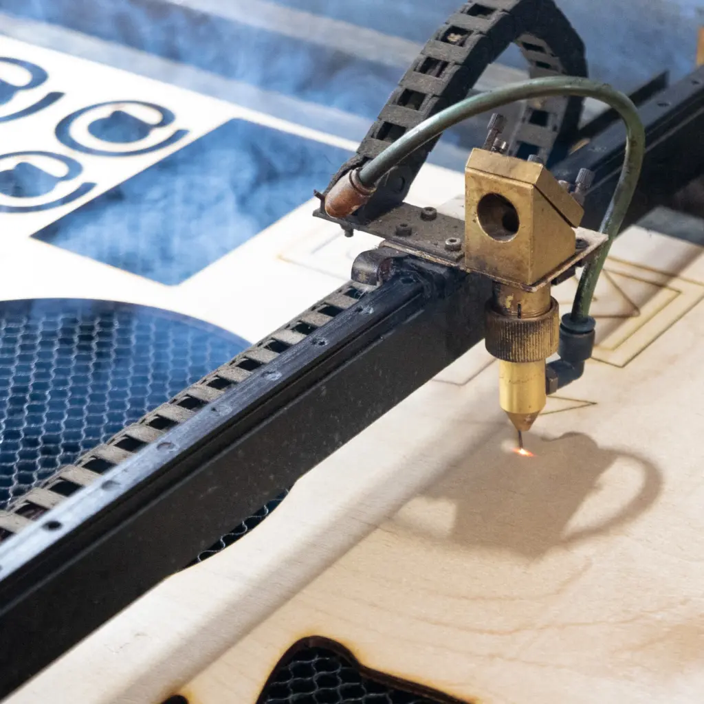 Placi si placaj lemn, plop, fag, cedru, mesteacan, furnir, placi MDF. debitare laser, frezare CNC